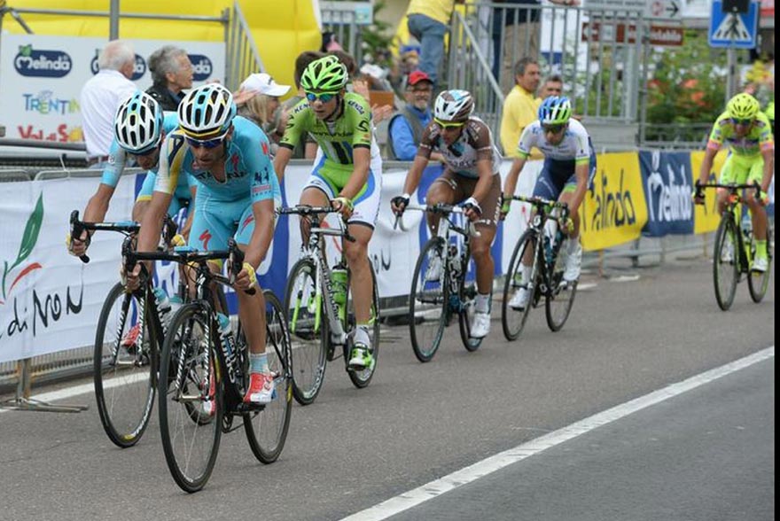 Scarponi e Nibali in testa alla corsa all'ultimo passaggio con Formolo, Pozzovivo e Santaromita © Photo Sirotti/Trofeo Melinda